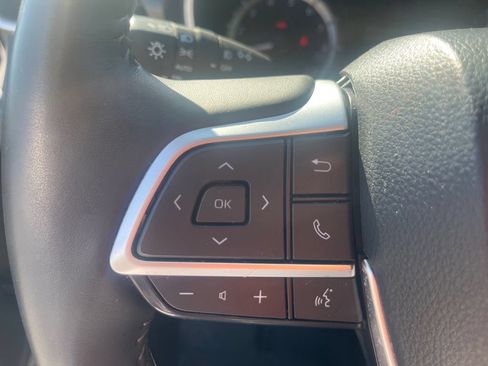 Used 2024 Toyota Highlander XLE AWD/4WD image 8
