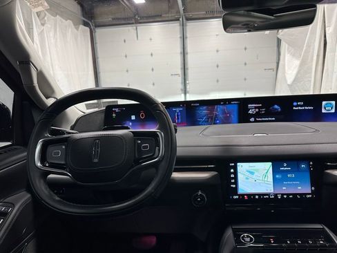 Used 2025 Lincoln Navigator Reserve image 17