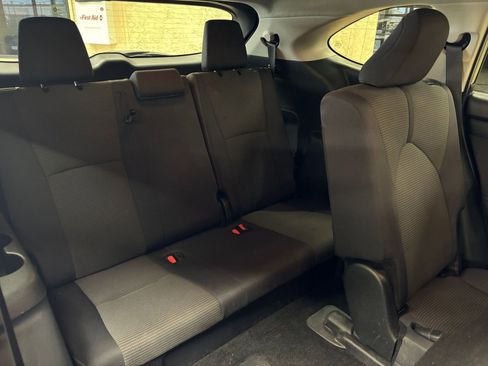 Used 2025 Toyota Highlander LE FWD image 30