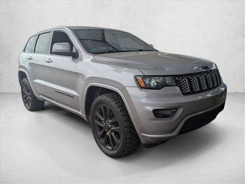 Used 2017 Jeep Grand Cherokee Altitude image 3