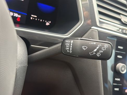 Used 2022 Volkswagen Tiguan SE AWD/4WD image 32