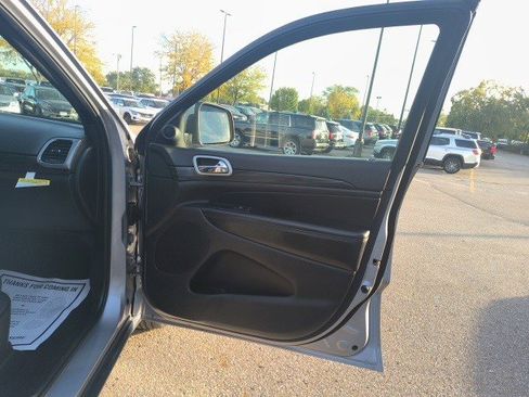 Used 2019 Jeep Grand Cherokee Laredo image 17