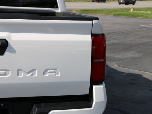 Used 2024 Toyota Tacoma TRD Off-Road AWD/4WD image 7