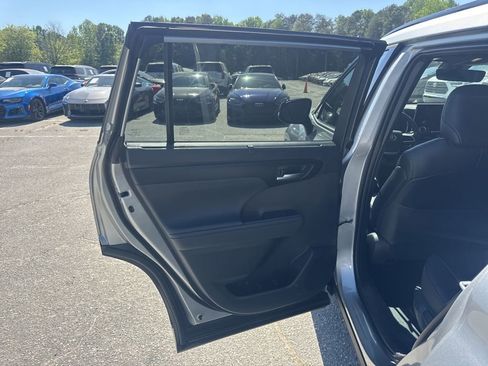 Used 2025 Toyota Highlander Limited AWD/4WD image 26