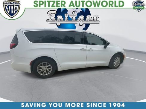 Used 2024 Chrysler Pacifica Touring-L FWD image 11