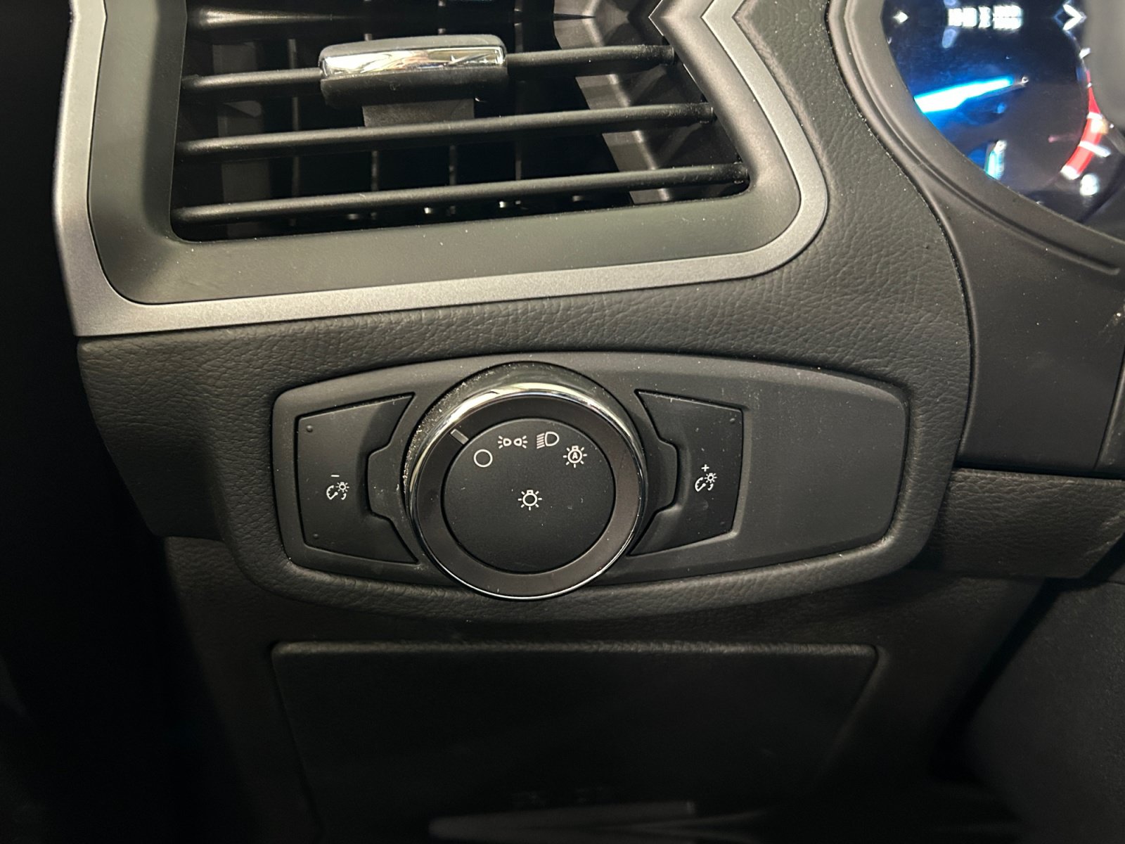 Used 2018 Ford Edge SE FWD image 23