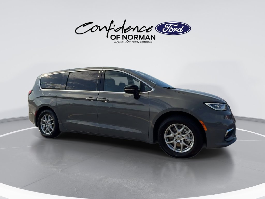 Used 2025 Chrysler Pacifica Select FWD image 11