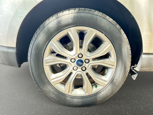 Used 2019 Ford Edge Titanium FWD image 5