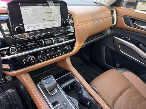 Used 2023 Nissan Pathfinder Platinum image 18