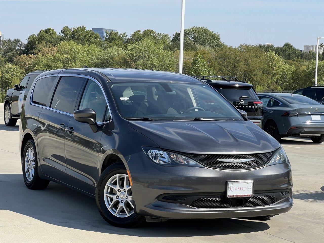 Used 2022 Chrysler Voyager LX FWD image 1