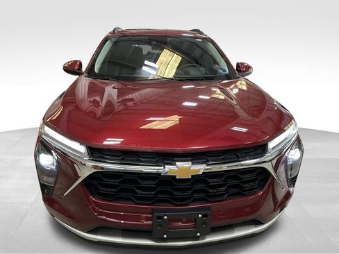 Used 2025 Chevrolet Trax LT w/ LT Convenience Package FWD image 9