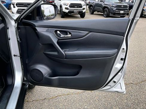 Used 2018 Nissan Rogue SV AWD/4WD image 22
