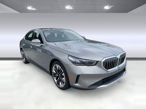Used 2026 BMW 530i w/ Premium Package RWD image 5