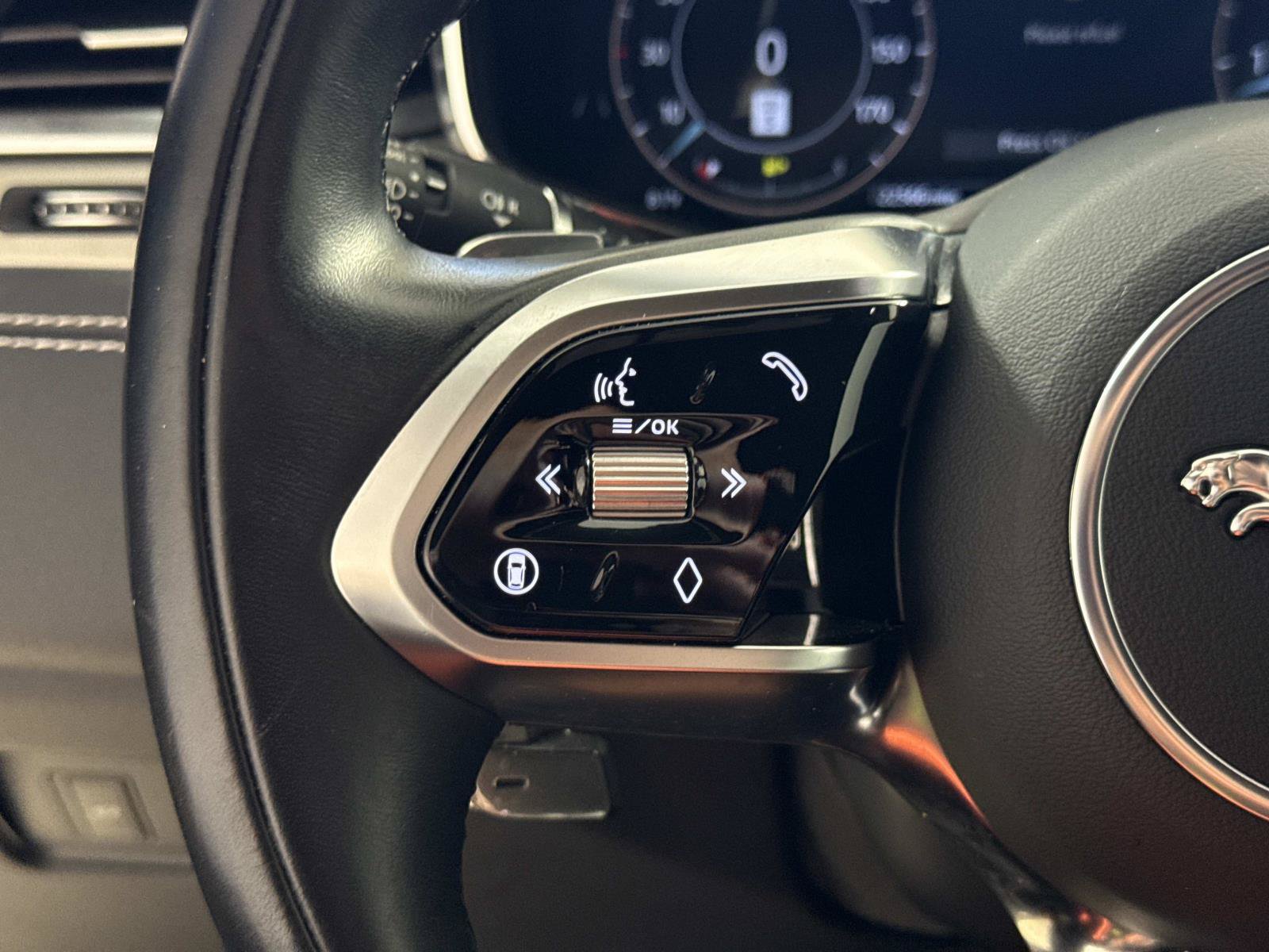 Certified 2025 Jaguar F-PACE R-Dynamic S AWD/4WD image 32
