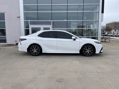 Used 2024 Toyota Camry SE image 4