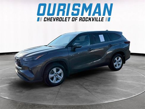 Used 2024 Toyota Highlander LE image 2