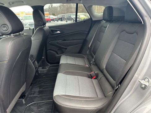 Used 2025 Chevrolet Trax LT w/ Sunroof Package image 25