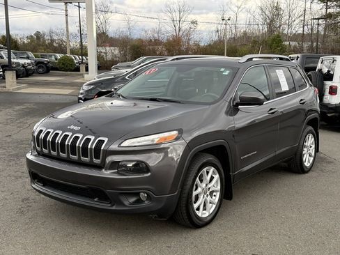 Used 2017 Jeep Cherokee Latitude w/ Safety/Convenience Group image 8