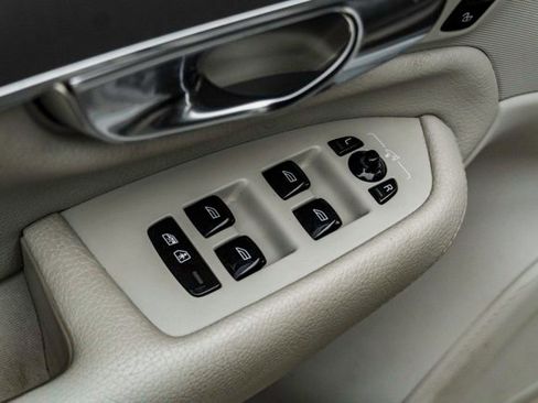 Used 2021 Volvo XC90 T5 Momentum w/ Climate Package image 19