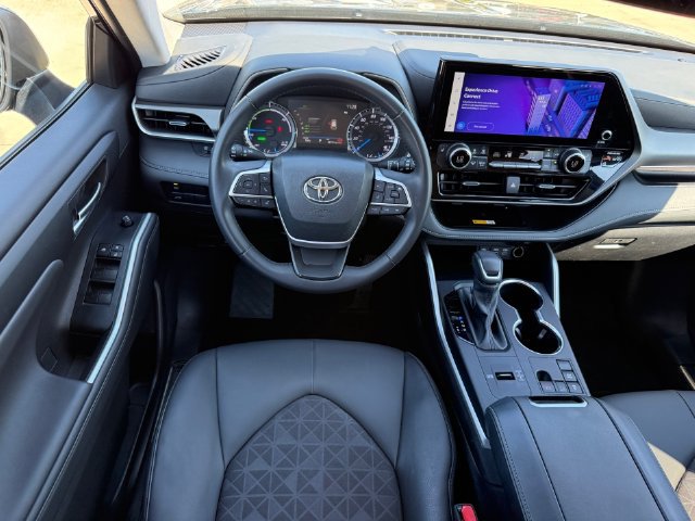 Used 2024 Toyota Highlander XLE FWD image 21