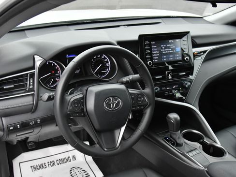 Used 2024 Toyota Camry SE image 16