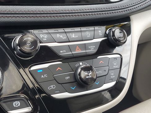 Used 2019 Chrysler Pacifica Limited w/ Tire & Wheel Group FWD image 26