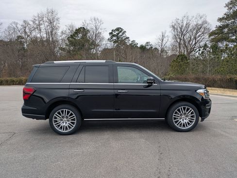 Used 2022 Ford Expedition Limited image 4