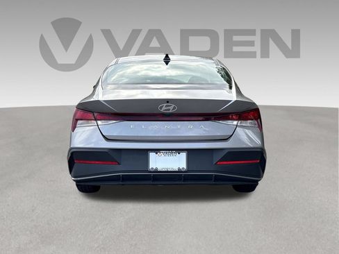 Used 2025 Hyundai Elantra SE FWD image 20