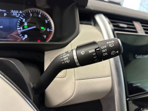 Used 2023 Land Rover Discovery Metropolitan Edition image 18