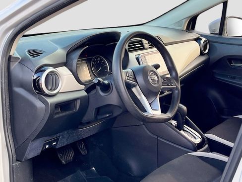 Used 2022 Nissan Versa SV image 9
