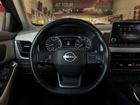 Used 2025 Nissan Rogue SV FWD image 32