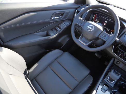 Used 2025 Nissan Rogue SL w/ Tech Package image 9