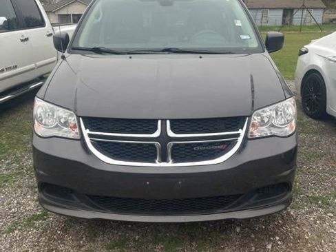Used 2019 Dodge Grand Caravan SE w/ UConnect Hands-Free Group image 2