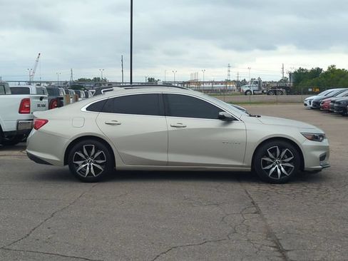 Used 2016 Chevrolet Malibu LT FWD image 2