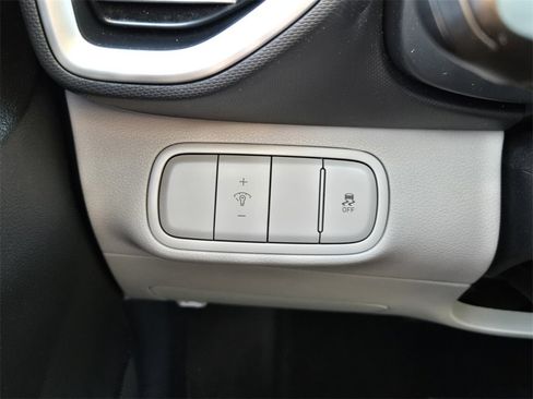 Certified 2024 Hyundai Venue SEL image 30