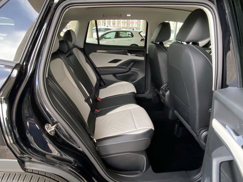 Used 2025 Volkswagen Tiguan SE w/ Panoramic Sunroof Package image 31