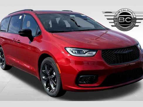 New 2026 Chrysler Pacifica Limited w/ Uconnect Theater Family Group image 1