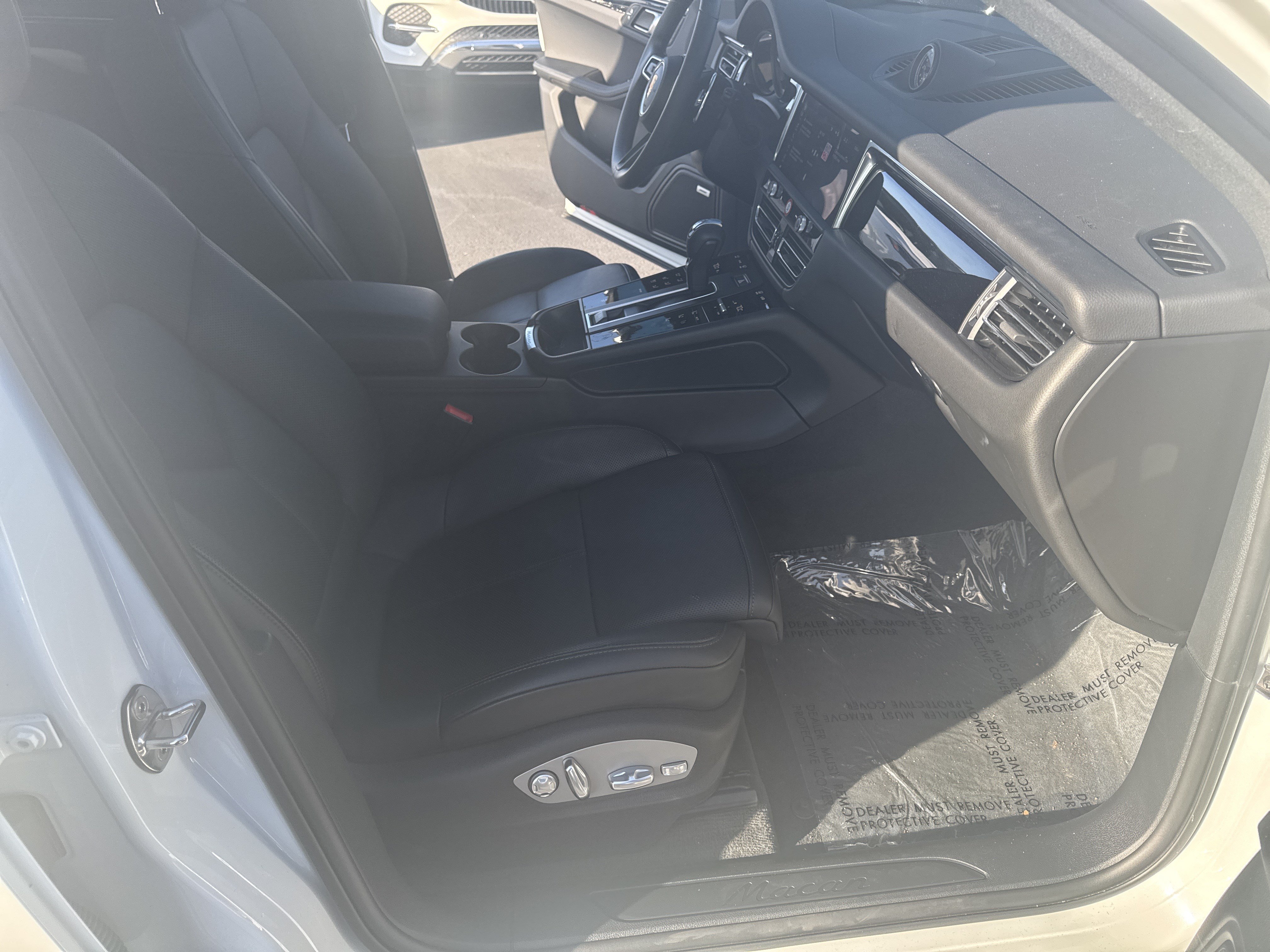 Used 2025 Porsche Macan AWD/4WD image 35