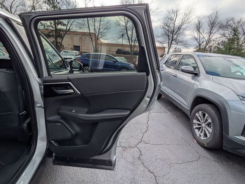 Used 2025 Mitsubishi Outlander SE image 27