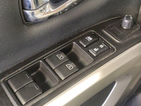 Used 2019 Nissan Titan SV w/ SV Convenience Package image 27