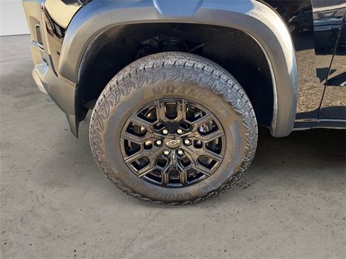 Used 2023 Chevrolet Colorado Trail Boss image 14