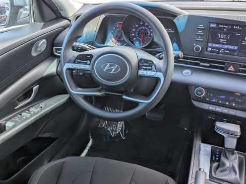 Used 2023 Hyundai Elantra SEL FWD image 15