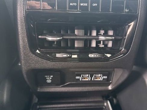 Used 2023 Jeep Grand Cherokee L Laredo image 17