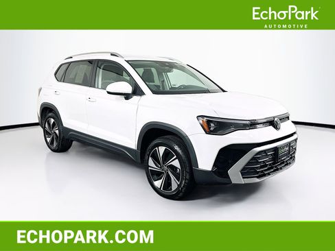 Used 2025 Volkswagen Taos SE image 1