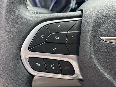 Used 2023 Chrysler Pacifica Touring-L FWD image 23