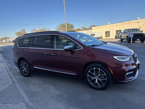 Used 2022 Chrysler Pacifica Limited image 9