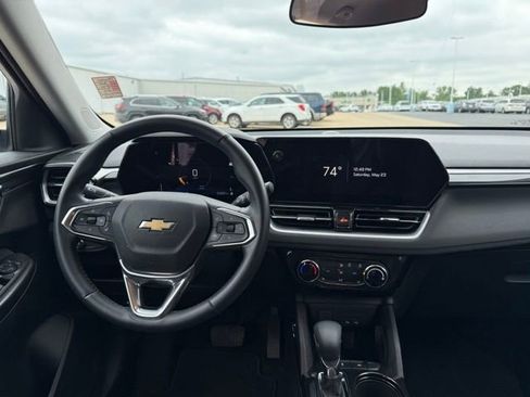 Used 2025 Chevrolet TrailBlazer LT w/ LT Cold Weather Package FWD image 8