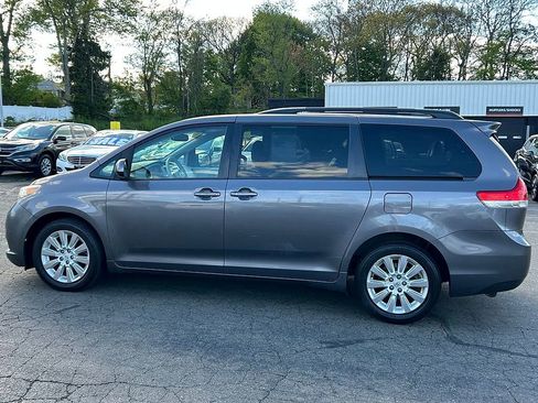 Used 2014 Toyota Sienna LE AWD/4WD image 9