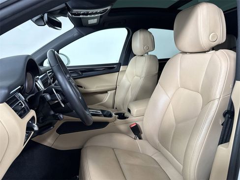 Certified 2023 Porsche Macan image 5