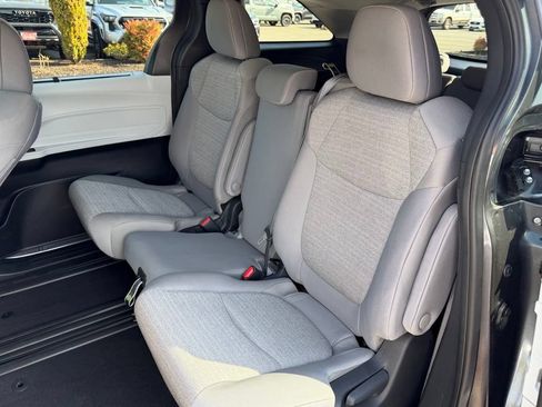 Used 2025 Toyota Sienna LE w/ LE Plus Package FWD image 17